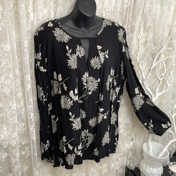 Black & White Large Floral Perfect Blouse. - Picture 3 of 6
